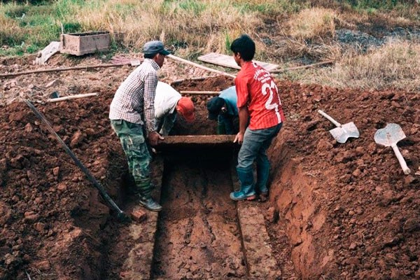 Hạ Huyệt Gặp Trời Mưa Là Gì? Những Lưu Ý Phong Thủy Quan Trọng Gia Chủ Cần Biết